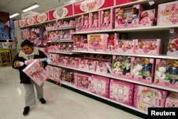 华盛顿一家玩具店里的这个货架上的玩具都是中国制造的(2011年1月14日)