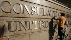 资料照:一名工人在清洁美国驻香港总领馆的外墙(路透社)