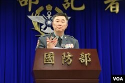 台湾国防部作战及计划次长室联合作战处处长叶国辉少将介绍“汉光34号军演”情况 (美国之音记者杨明拍摄)