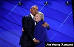 在美国民主党代表大会上，奥巴马总统发表演讲后，希拉里·克林顿出场，两人拥抱（2016年7月27日）