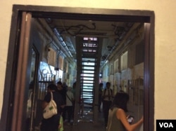 域多利监狱内游人 (美国之音记者申华 拍摄)