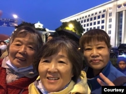 资料照:北京异议人士野靖春(中)(野靖春提供)