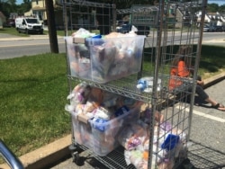 在疫情关闭学校期间,马里兰州每个郡的食物与营养办公室向需要协助的家庭,提供孩子们每天的早餐,中饭和点心。2020年6月15日美国之音记者赵婉成拍摄。