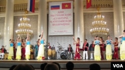 2014年夏季在俄罗斯举办了越南文化节活动,越南演员在莫斯科表演。 (美国之音白桦拍摄)