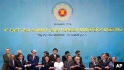 နေပြည်တော်မှာကျင်းပတဲ့ ၄၇ ကြိမ်မြောက် အာဆီယံ နိုင်ငံခြားရေးဝန်ကြီးများအစည်းအဝေးတက်ရောက်သူ ဝန်ကြီးများနဲ့အတူ အမေရိကန် နိုင်ငံခြားရေးဝန်ကြီး ဂျွန်ကယ်ရီကို တွေ့ရစဉ်။ (သြဂုတ် ၁၀၊ ၂၀၁၄)