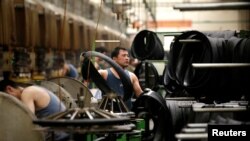 中国河北邢台万达轮胎公司的工人正在生产出口美日的汽车轮胎生产线上工作。(2019年5月21日)