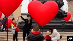 资料图片：一个有年幼子女的家庭在北京某地合影(2021年2月13日)。在人口老龄化和出生率下降的双重压力下，中国正试图转变人口政策，以避免人口危机。