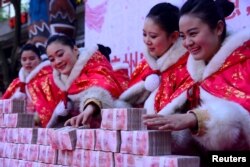 在中国杭州一个公园里,工作人员在一场有奖游戏中摆放百元钞票(2016年1月26日)