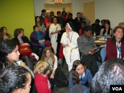 与会者有的倚壁而立,有的席地而坐(美国之音 方冰拍摄)