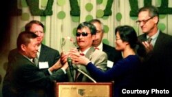 对华援助协会会长傅希秋(左一)把捍卫自由勇气奖颁发给陈光诚(中)。