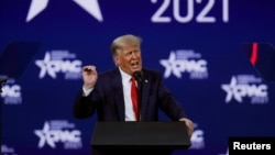 美国前总统特朗普2021年2月28日在美国保守派政治行动大会(CPAC)上致词。