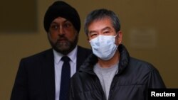 被告袁松彪(Chung Biu Yuen)是香港驻伦敦经济贸易办事处行政经理,他在被指控协助香港外国情报机构后离开英国伦敦威斯敏斯特地方法院。(2024年5月13日)