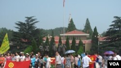 在河北省石家庄附近的中共圣地西柏坡参观的青年团体。(资料照)
