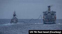 美国海军第七舰队的驱逐舰“柯蒂斯·威尔伯号”和澳大利亚皇家海军的安扎克级护卫舰“巴拉腊特号”在南中国海进行联合军演。(2021年6月11日)