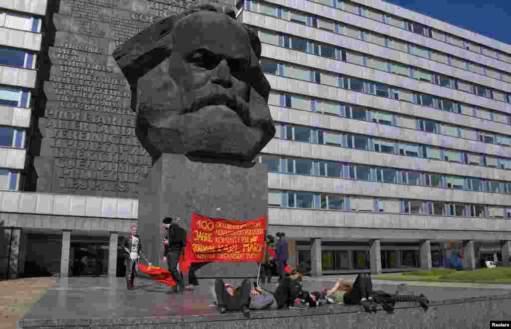 2018年5月1日,在德国开姆尼茨,左翼活动分子举行针对德国极右派的示威抗议后,在马克思像脚下休息。德国总统施泰因迈尔在四川大学的演讲稿说,马克思无疑是一个了不起的德国知识分子,一个哲学家,经济、历史和社会学家,“是一个激昂的人道主义者。他要求有新闻自由,人道的工作环境,妇女的政治权利和环境保护。”