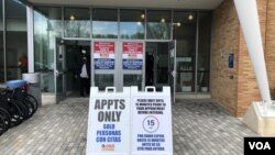 资料照片:马里兰州在一家社区学院校园开设的大型新冠疫苗接种站的入口。(2021年4月12日)