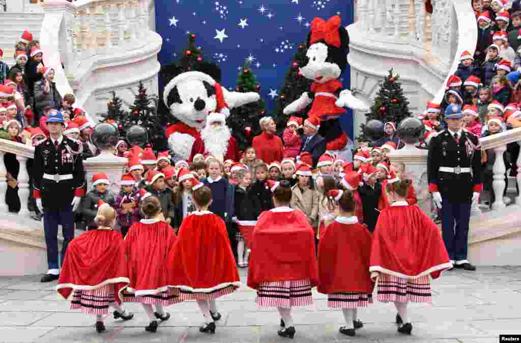 摩纳哥公国国家元首、亲王阿尔贝二世及其夫人沙琳王妃出席摩纳哥圣诞节的传统圣诞树仪式(2017年12月20日)。 阿尔贝二世的母亲格蕾丝·凯莉王妃曾经是美国电影明星。