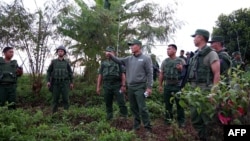 缅甸民族民主同盟军一名军官在缅甸北部掸邦腊戍镇附近指挥针对缅甸军队的行动。 摄于2023年10月27日。(图片由果敢信息网提供,法新社发布。)