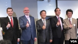 时任美国在台协会代理处长谷立言(左二)2019年11月4日在美台“大规模网路攻防演练”开幕仪式上与其他美台官员合影。(美国之音)