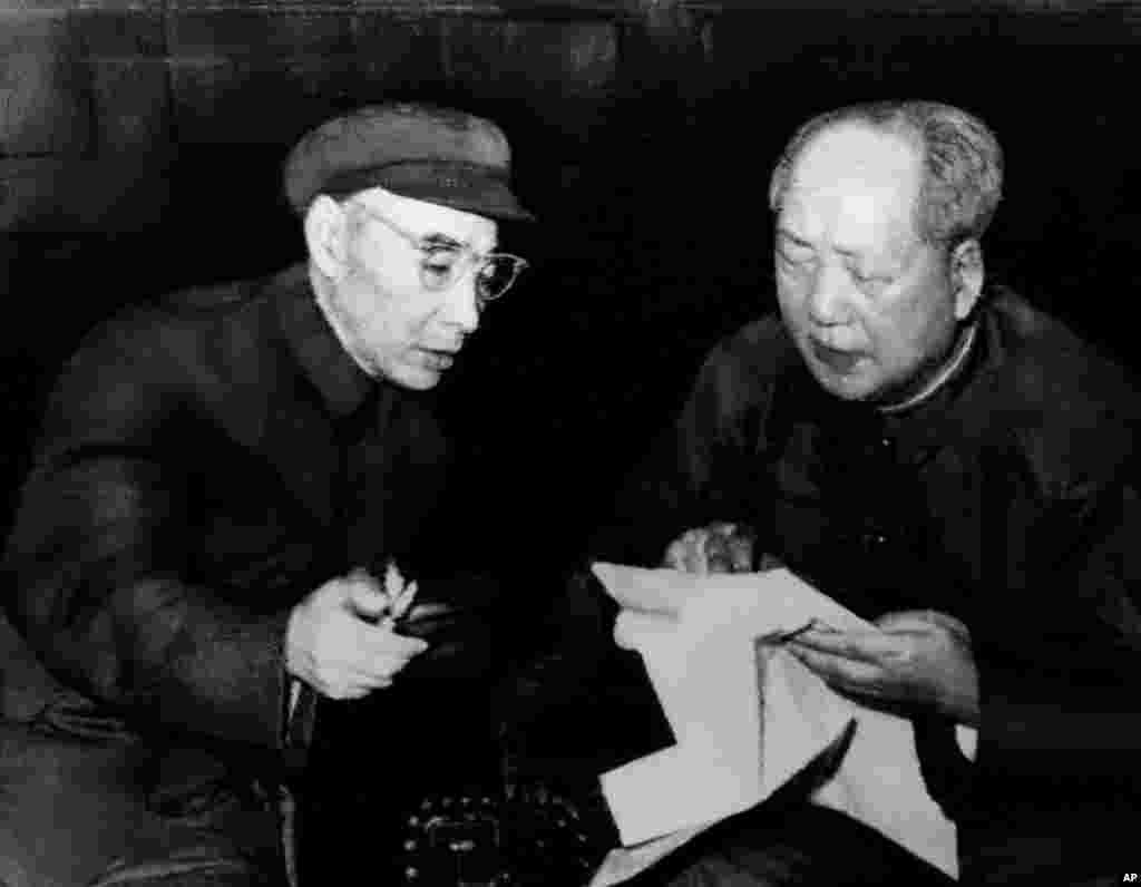 1966年9月16日,在日本从北京广播中获得的图像显示中共主席毛泽东和他的“亲密战友”林彪谈话