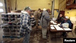 在美国密西根州的弗林特市,居民在消防站领取瓶装水和过滤工具(2016年1月13日)