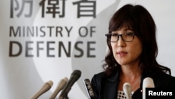日本新任防卫大臣稻田朋美在东京的一个记者会上回答问题。 (2016年9月9日)