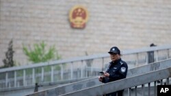 资料照:人民法院外的警察。