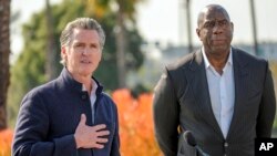 Gubernur California Gavin Newsom mengumumkan inisiatif sektor swasta baru yang disebut LA Rises yang diketuai bersama oleh Magic Johnso untuk mendukung upaya pembangunan kembali setelah kebakaran hutan dahsyat di Los Angeles, 28 Januari 2025. (Foto: Damian Dovarganes/AP Photo)