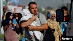 巴勒斯坦人逃离加沙北部，走向南部。(2023年11月9日)