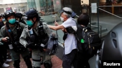 香港防暴警察在中环驱散利用午餐时间抗议示威的民众。(2020年5月27日)