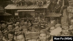 日本战败后奴工营解放时的美军战俘 (美国之音国符翻摄档案照)