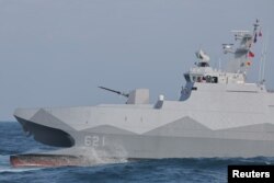 台湾军队在高雄举行的年度演习中驾驶一艘陀江级巡逻舰展示战备状态。(2025年1月9日)