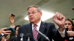 民主党籍联邦参议员梅嫩德兹(Sen. Bob Menendez, D-NJ)在国会山接受媒体访问。(2018年11月28日)