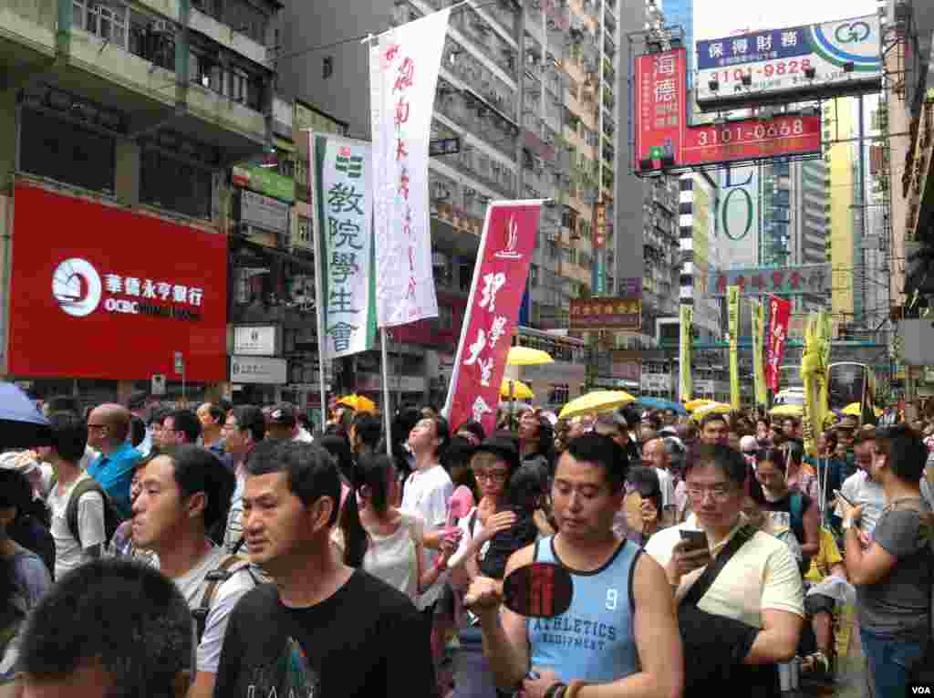 香港泛民多个政党和团体周六声援铜锣湾书店店长林荣基(美国之音海彦拍摄)