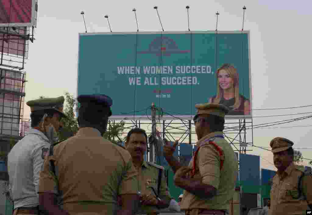 在印度的海德拉巴,在全球创业峰会的举行地点高科技城的入口处,警察站在大会的标牌下面,标牌上的口号是“当妇女成功了,我们就都成功了。”