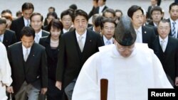 安倍1月5日率阁僚参拜伊势神宫(路透社/Kyodo)