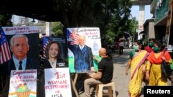 印度孟买街头艺术家描绘美国当选总统和副总统的肖像(路透社2020年11月8日)