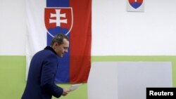 Ông Radoslav Prochazka, lãnh đạo đảng Siet đi bỏ phiếu bầu ở Trnava, Slovakia, 5/3/2016.