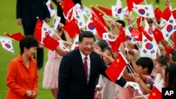 中国国家主席习近平7月3日在首尔总统府青瓦台的欢迎仪式上受到孩子们的欢迎