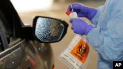 2020年3月13日西雅图华盛顿大学医学中心护士做新冠测试