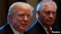 Tổng thống Trump và Ngoại trưởng Tillerson (ảnh tư liệu, 7/9/2017)