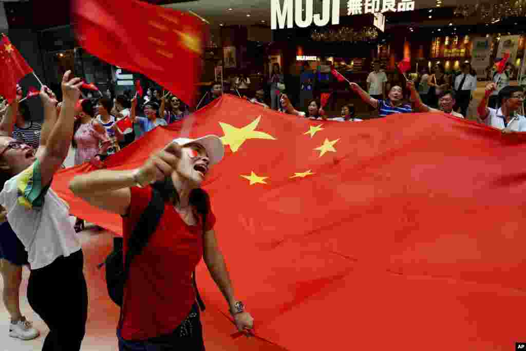 中秋节之际,亲中人士在香港一处购物中心亮出中国国旗。(2019年9月13日)