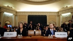 前白宫国家安全助手菲奥娜·希尔(Fiona Hill)和美国驻乌克兰外交官戴维·霍尔姆斯(David Holmes)在众议院情报委员会作证, 2019年11月21日, 美联社照片