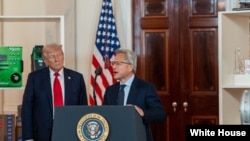 2025年4月30日,在特朗普总统的注视下,英伟达首席执行官黄仁勋在白宫十字厅举行的“投资美国”活动上发表讲话。