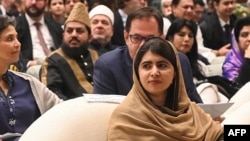 Pemenang Hadiah Nobel Perdamaian Malala Yousafzai, tengah, menghadiri pertemuan internasional tentang pendidikan anak perempuan di komunitas Muslim di Islamabad, 11 Januari 2025. (Foto: AFP)