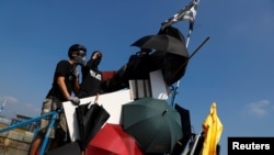 资料照:香港中文大学反送中的抗议学生在校园与港警对峙。(2019年11月13日)