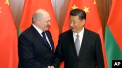 资料照:中国领导人习近平在北京钓鱼台国宾馆欢迎到访的白俄罗斯总统卢卡申科。(2017年6月16日)