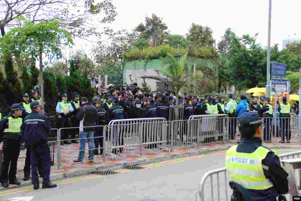 占中三子率众自首(美国之音海彦拍摄)