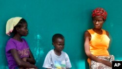 2014年10月24日,利比里亚首都蒙罗维亚附近一家医院外面,埃博拉病毒疑似患者排队等候检查。