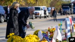 拜登总统夫妇在缅因州路易斯顿枪击事件案发地之一施门吉斯酒吧与烧烤餐厅(Schemengees Bar and Grille)敬献鲜花。(2023年11月3日)